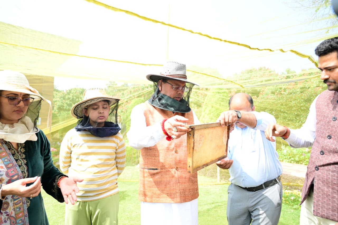 Pushkar Singh Dhami मधुमक्खी पालन