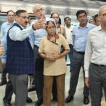 ब्लू लाइन पर आधी रात को उतरे डीएमआरसी के एमडी, यात्री सुविधाओं के विकास कार्यों का लिया जायजा