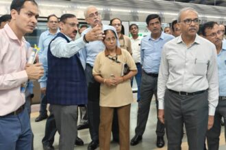 ब्लू लाइन पर आधी रात को उतरे डीएमआरसी के एमडी, यात्री सुविधाओं के विकास कार्यों का लिया जायजा