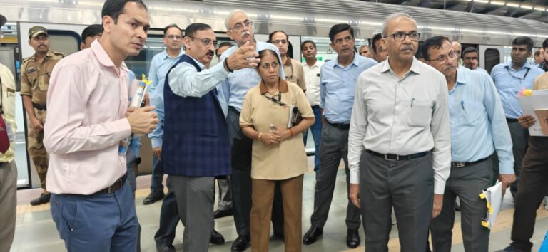 ब्लू लाइन पर आधी रात को उतरे डीएमआरसी के एमडी, यात्री सुविधाओं के विकास कार्यों का लिया जायजा